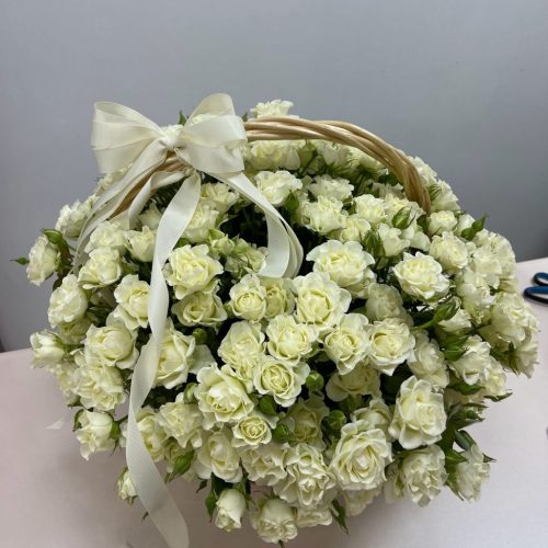 Корзина из белых кустовых роз